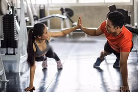 Bạn trai ngày đêm tập gym cùng bạn thân và sự thật cay đắng