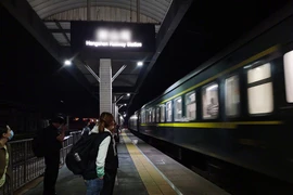 Ngồi cạnh người loạn thần, chàng trai trẻ chết tức tưởi