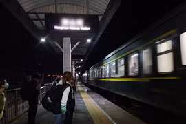 Ngồi cạnh người loạn thần, chàng trai trẻ chết tức tưởi