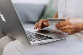 Mắc bệnh này, người phụ nữ điên cuồng mua sắm 