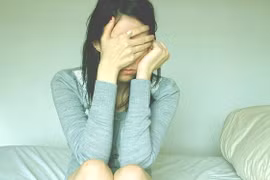 Bé gái 13 tuổi nôn liên tục, lộ sự thật ghê rợn 