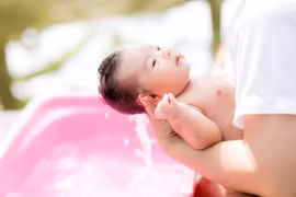 Tắm sai cách, nữ y tá khiến bé sơ sinh bỏng nặng da đầu