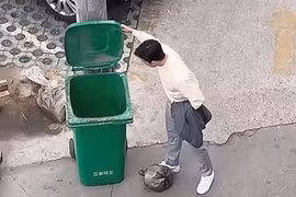 Chồng chủ động đổ rác, vợ theo dõi phát hiện bộ mặt biến thái