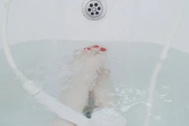 Người phụ nữ bị điện giật tử vong khi đang tắm