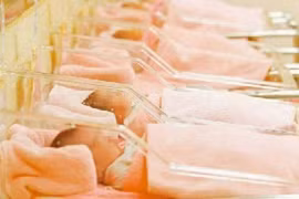 Vợ sinh 4, chồng trốn ở nhà vì sợ trả tiền viện phí