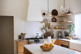 Mẫu nhà bếp hiện đại được cải tạo từ không gian chật chội