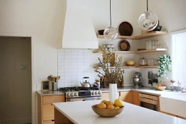 Mẫu nhà bếp hiện đại được cải tạo từ không gian chật chội