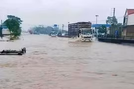 Nhiều nơi ở miền Trung ngập sâu, học sinh mắc kẹt do mưa lũ