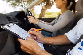 Ép vợ đi học bằng lái xe, chồng hối hận cả đời vì...