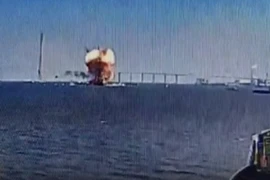 Video: Tàu chở dầu bất ngờ phát nổ, bốc cháy ngùn ngụt trên sông