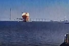 Video: Tàu chở dầu bất ngờ phát nổ, bốc cháy ngùn ngụt trên sông