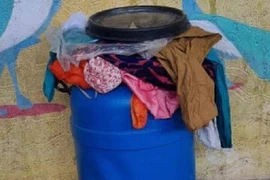 Thùng nhựa bốc mùi lạ, mở ra xem phát hiện điều kinh hãi