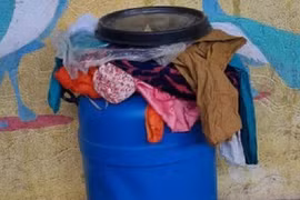 Thùng nhựa bốc mùi lạ, mở ra xem phát hiện điều kinh hãi