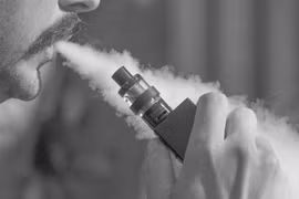 Dùng thuốc lá điện tử, chàng trai suýt mất "vật nam tính"