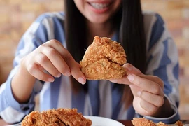 Bà bầu suýt hại chết con mình vì ham mê ăn gà rán 