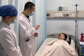 Bệnh trĩ lâu năm không chữa, cô gái phải cắt bỏ nhãn cầu