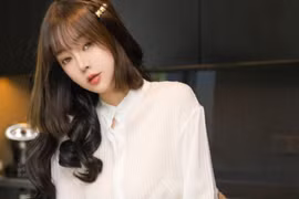 Nhức mắt nàng hot girl diện đồ kín đáo nhưng tạo dáng phản cảm