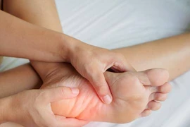 Sáng dậy thấy chân có dấu hiệu này, đi khám gan ngay 