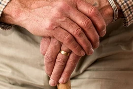 Đưa cha vào viện dưỡng lão, nào ngờ cha bị bạo hành