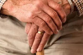 Đưa cha vào viện dưỡng lão, nào ngờ cha bị bạo hành