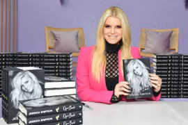 Nữ ca sĩ chốt đơn 16.000 chiếc váy trên livestream