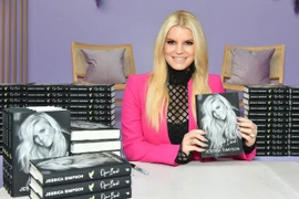 Nữ ca sĩ chốt đơn 16.000 chiếc váy trên livestream