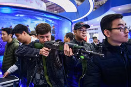 Trải nghiệm súng lục, súng bắn tỉa tại triển lãm Quốc phòng quốc tế Việt Nam