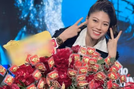 Ngọc Trinh mang bó hoa 100 lượng vàng lên sóng VTV