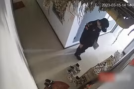 Bảo vệ chung cư hành động lạ, xem camera phát hiện chuyện biến thái