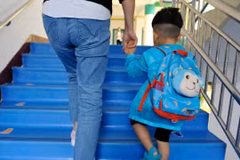 Thay đồ cho học sinh, cô giáo mầm non phát hiện chuyện đau lòng