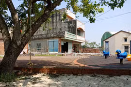 Cáu giận vì con riêng của vợ khóc nháo, người đàn ông làm điều kinh hoàng