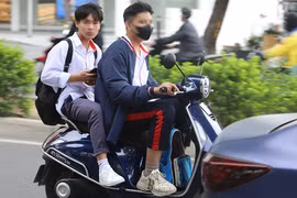 CSGT Hà Nội ra quân, hàng chục học sinh sinh viên 'đầu trần' lái xe bị xử phạt