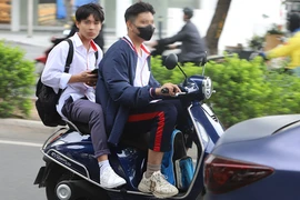 CSGT Hà Nội ra quân, hàng chục học sinh sinh viên 'đầu trần' lái xe bị xử phạt