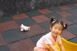 Tắm cho con gái, vô tình phát hiện bí mật động trời của vợ