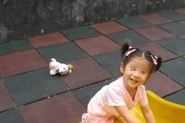 Tắm cho con gái, vô tình phát hiện bí mật động trời của vợ