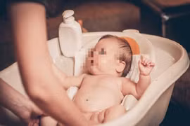 Vệ sinh vùng kín cho con trai sai cách, cha mẹ hối không kịp