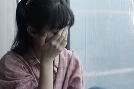 Mẹ phát hiện chuyện đau lòng khi con gái luôn kêu nóng khi ngủ 