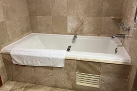 Chồng tắm 2 tiếng không ra, vợ phá cửa phát hiện chuyện nực cười