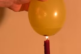 Nghịch bóng bay trong nhà hàng, cô gái suýt tự thiêu