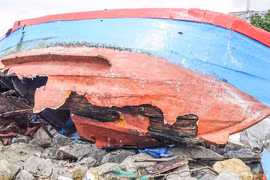 Xót xa nhìn cảnh trục vớt ghe tàu bị sóng đánh chìm sau bão