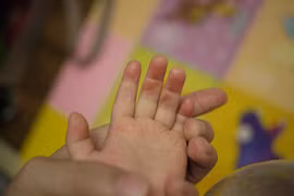 Trung Quốc: Cô giáo mải nghịch điện thoại, bé gái 3 tuổi qua đời