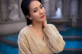 Diện bikini dọn dẹp ban công, nữ diễn viên khiến dân tình xôn xao