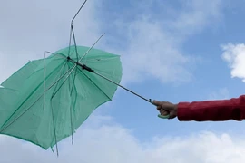 Trung Quốc: Cầm ô nhảy từ tầng 26 xuống, bé trai sống sót thần kỳ