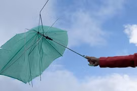 Trung Quốc: Cầm ô nhảy từ tầng 26 xuống, bé trai sống sót thần kỳ