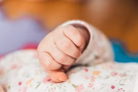 Ngửi thấy mùi lạ, bàng hoàng khi nhìn xuống bể phốt