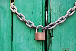 Mẹ nhốt 2 con gái ở nhà, bỏ đói đến chết gây phẫn nộ