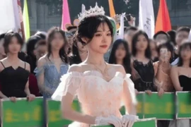 Diện váy trắng trong hội thao, nữ sinh gây sốt bởi nhan sắc cực phẩm