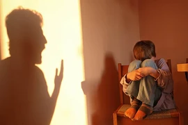 Cha bức xúc vì con trai bị giáo viên chế giễu gù lưng