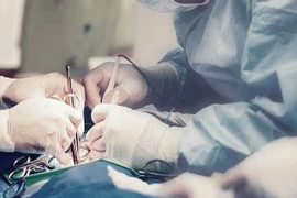 Bị tổn thương dây thần kinh thị giác khi phẫu thuật nâng chân mày