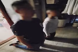 Con trai chơi điện thoại 8 tiếng, bố quỳ 80 phút...kết ấm lòng